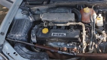 Ambos hombres escondieron el arma de fuego donde se encuentra el motor del auto en el que se movilizaban. 