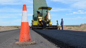 Pavimentan la Ruta 5, azotada por incontables inundaciones en Rincón de los Sauces