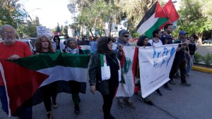 Izan la bandera de Palestina en Neuquén capital tras charla de Atilio Borón, este martes
