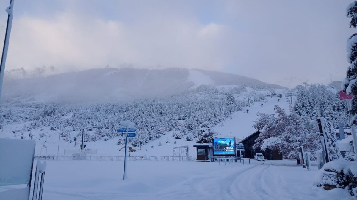 El cerro Catedral ya tiene nieve para prepararse para el invierno, pero mantiene diferencias con el municipio. Gentileza