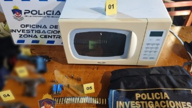 Los buscaban por robos en Neuquén y cayeron con droga, armas y dinero: ocho demorados