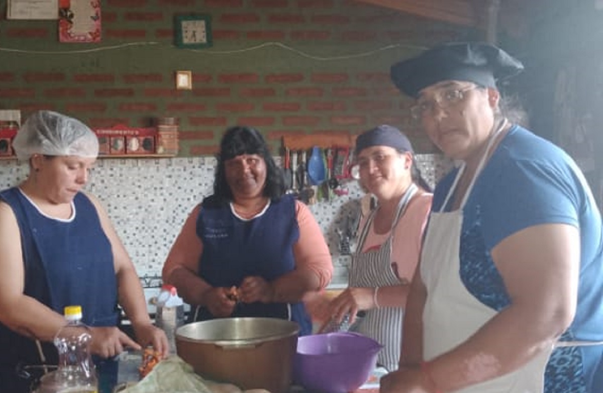 Claudia, Daniela, Vanesa y Tania, las impulsoras del comedor "Manitos Solidarias". Foto: Gentileza Claudia Castillo. 
