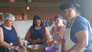 Claudia, Daniela, Vanesa y Tania, las impulsoras del comedor "Manitos Solidarias". Foto: Gentileza Claudia Castillo. 
