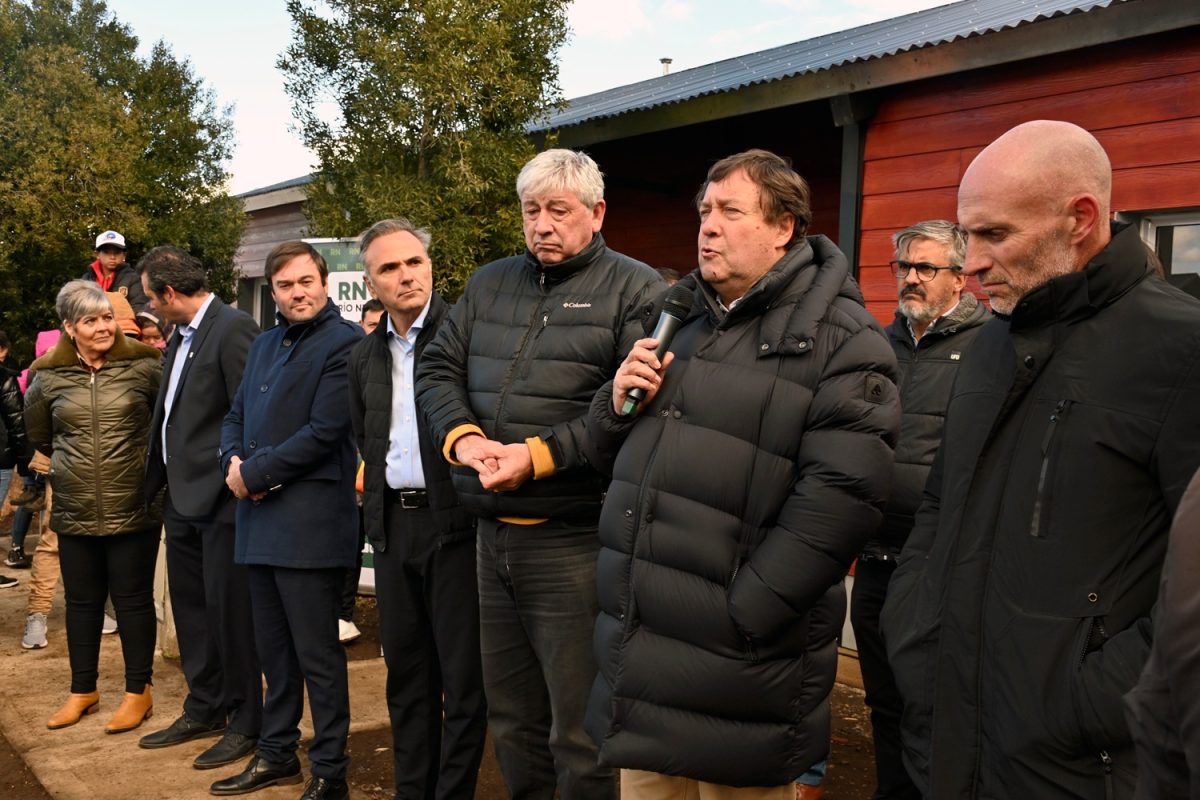 El gobernador Alberto Weretilneck encabezó el acto de entrega de viviendas del explan Techo Digno en Bariloche. Foto: Chino Leiva