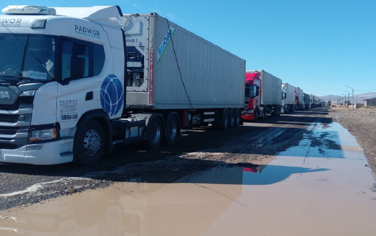 Camiones varados por el cierre de Pino Hachado este jueves. Foto: Defensa Civil Las Lajas. 