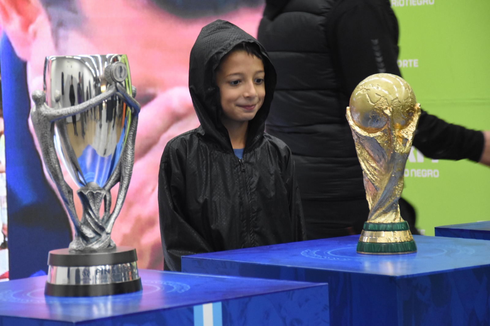 Los chicos disfrutaron de cerca la Copa del Mundo que alzó Lionel Messi. (Foto: Alejandro Carnevale)