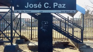 Un gendarme mató a dos ladrones que intentaron robarle mientras esperaba el colectivo en José C. Paz
