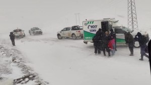 La nieve suma varados en Neuquén: rescatan a seis personas que pasaron la noche en la Ruta 13
