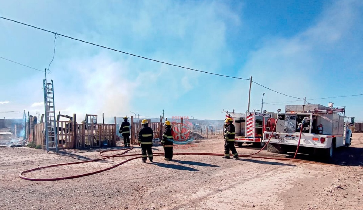 Incendio en una vivienda en la zona norte de Roca. Foto: gentileza Bomberos. 
