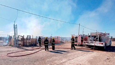 Incendio en una vivienda en la zona norte de Roca. Foto: gentileza Bomberos. 