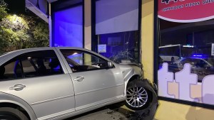 Impactante: perdió el control y terminó adentro de un comercio, en pleno centro de Neuquén