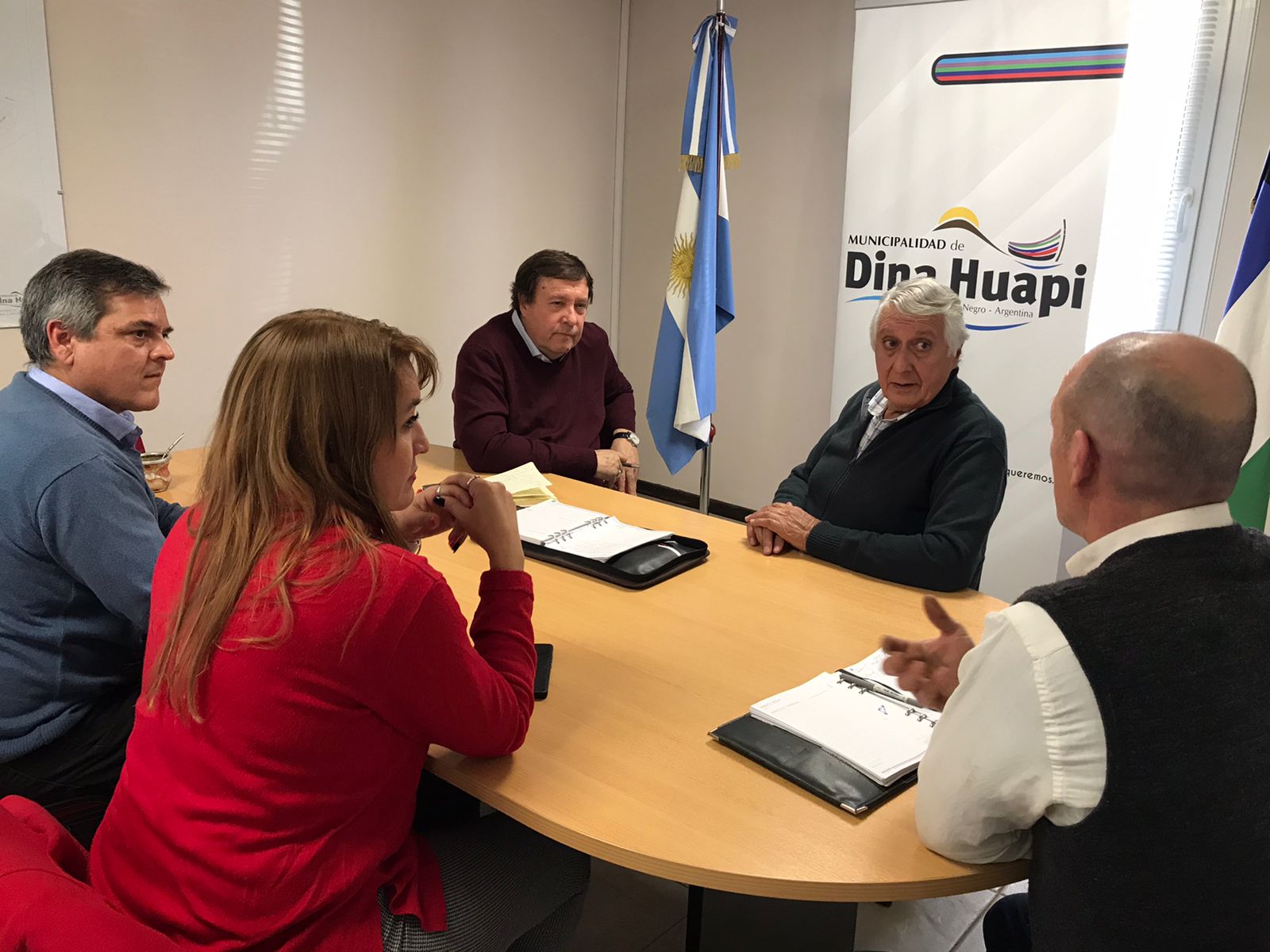 Weretilneck visitó el municipio de Dina Huapi y se reunió con el intendente Hugo Cobarrubia. Foto: Gentileza