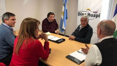 Weretilneck visitó el municipio de Dina Huapi y se reunió con el intendente Hugo Cobarrubia. Foto: Gentileza