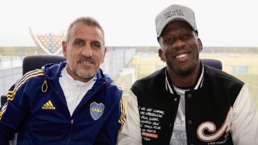 Luis Advíncula firmó la renovación de su contrato con Boca. Foto: @BocaJrs.