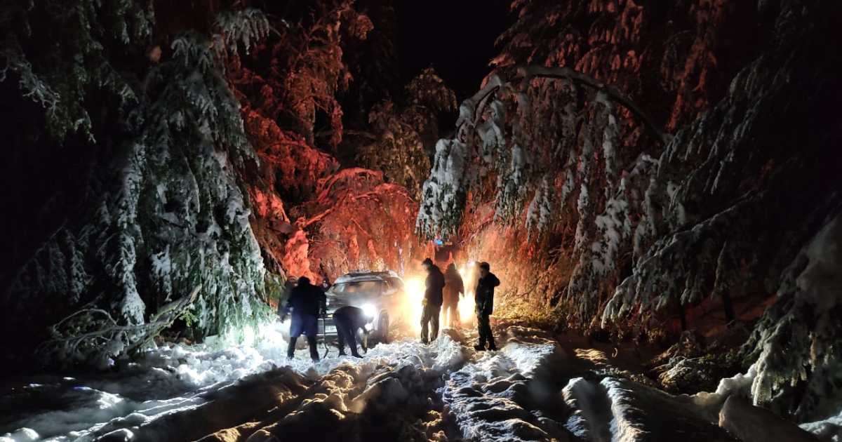 Rescataron a 40 turistas y pobladores varados por la nieve, entre San Martín y el paso fronterizo Hua Hum thumbnail
