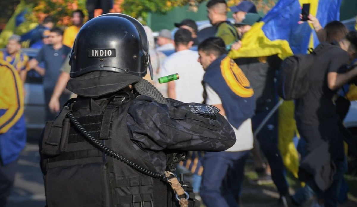 La policía de Santa Fe reprimió a los hinchas de Central en la previa del duelo por Libertadores. Foto: Cadena 3 Rosario.