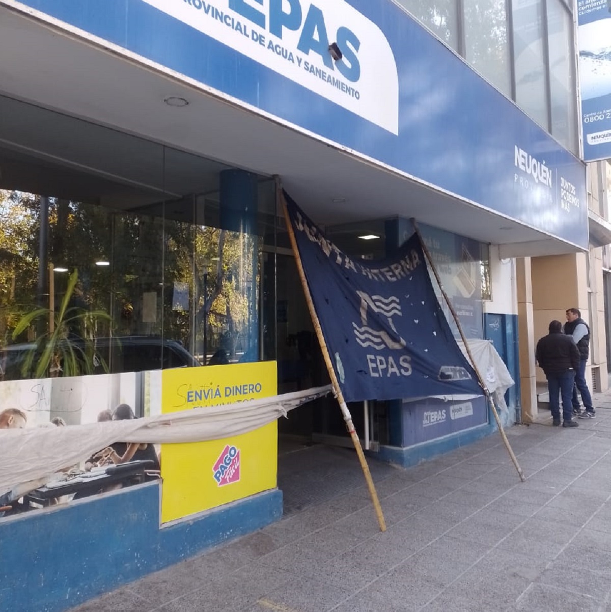 Los trabajadores del EPAS bloquearon la Diagonal Alvear 55. Foto: Gentileza EPAS.
