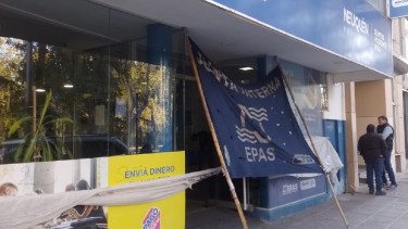 Los trabajadores del EPAS bloquearon la Diagonal Alvear 55. Foto: Gentileza EPAS.
