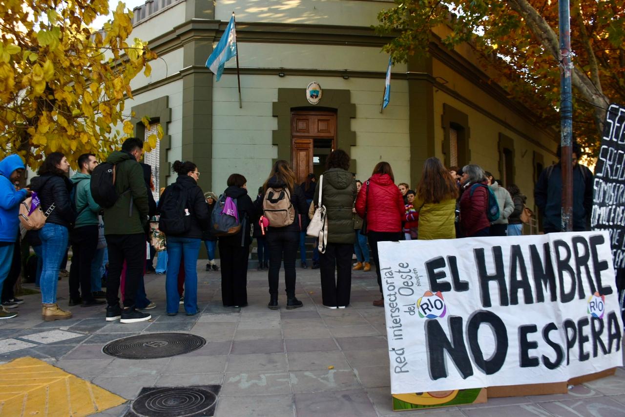 El reclamo es en Casa de Gobierno de Neuquén. Foto: Matías Subat. 