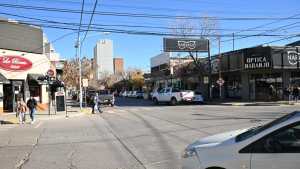 Video | Ofrece recompensa: quedó la camioneta abierta y le robaron la mochila, en Cipolletti
