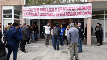 Los sindicatos de las universidades leyeron una carta dirigida a los senadores de Río Negro que debaten la Ley Bases. Foto Marcelo Ochoa.