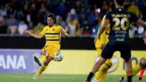 Boca se lo dio vuelta a Trinidense con un genial tiro libre de Cavani