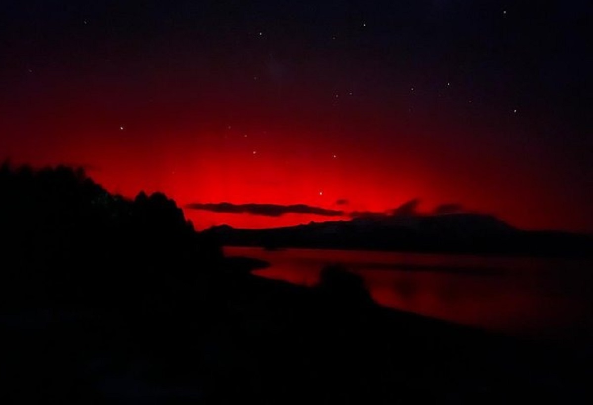 El cielo, de rojo en Villa Pehuenia. Foto: gentileza usuario de X Dr. Jekyll.