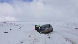 La nieve complicó rutas en Neuquén y Río Negro: derrapes, asistidos y pedidos de precaución