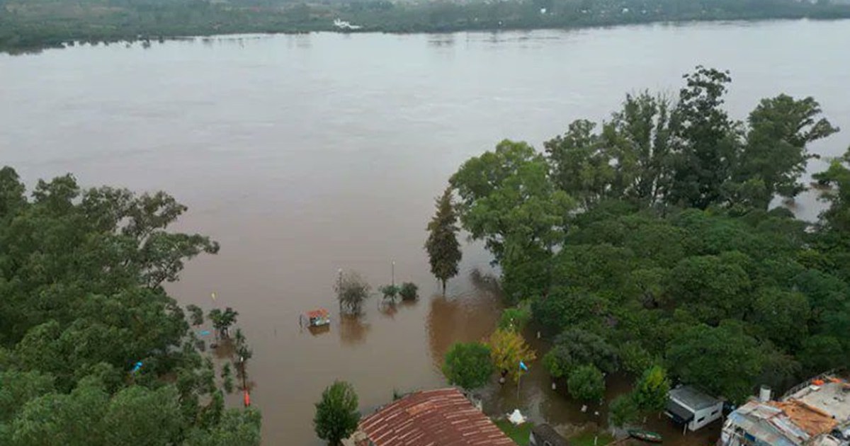 más de 400 evacuados en medio de las inundaciones en Brasil thumbnail