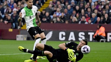 Dibu Martínez protagonizó un insólito blooper en el Aston Villa. Foto: SportsCenter.