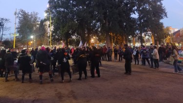 La amrcha se cumplió este lunes en la plaza San Martín de Cipolletti. 