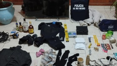 La Policía secuestro a los jóvenes una serie de elementos, entre botellas de alcohol, un televisor y ropa.