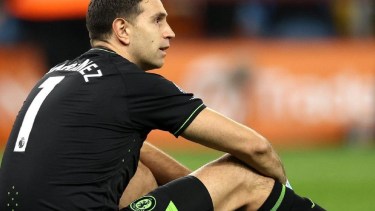 Dibu Martínez alcanzó un récord histórico en la Premier League.