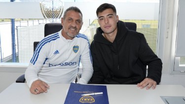 Aaron Anselmino junto a Raúl Cascini durante la firma en la mejora de su contrato.