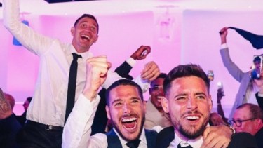 Dibu Martínez y Emiliano Buendía durante los festejos del Aston Villa.