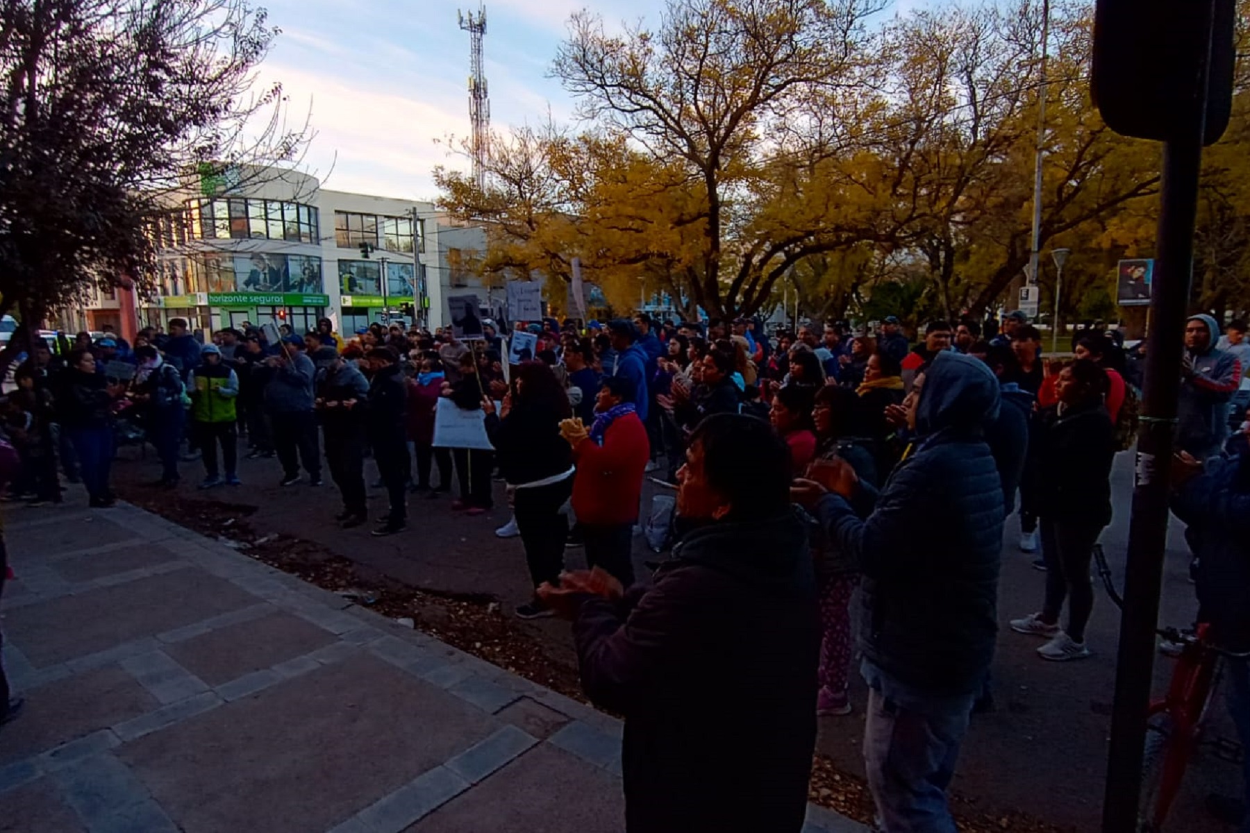 Más de 100 personas se movilizaron para pedir la liberación de Isaías Barrera, imputado en el asesinato de un adolescente de 16 años. 