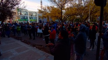 Más de 100 personas se movilizaron para pedir la liberación de Isaías Barrera, imputado en el asesinato de un adolescente de 16 años. 