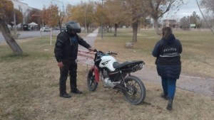 Iba en una moto con pedido de secuestro, quiso evitar un control, derrapó y fue detenido en Cipolletti