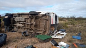Viajaba a Huergo, perdió una rueda y terminó volcando en la Ruta 22, cerca de Río Colorado