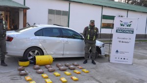 Burló a Gendarmería y terminó chocando en la Ruta 40: llevaba 24 kilos de drogas en el auto
