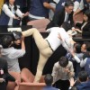 Imagen de Escándalo en Taiwán: un legislador se robó un proyecto y terminaron a las piñas en el Parlamento