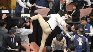 Escándalo en Taiwán: un legislador se robó un proyecto y terminaron a las piñas en el Parlamento