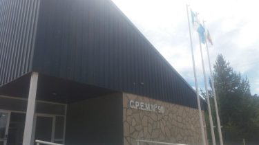 Marcha de frazadas en Villa Pehuenia: reclaman por la falta de calefacción en una escuela. (Gentileza).