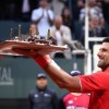 Imagen de Djokovic celebró su cumpleaños en Ginebra: triunfazo en octavos y torta en la cancha