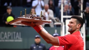 Djokovic celebró su cumpleaños en Ginebra: triunfazo en octavos y torta en la cancha