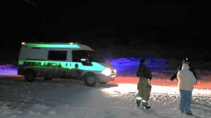 Una ambulancia quedó varada en la nieve, en el norte neuquino: el rescate camino a Tricao Malal