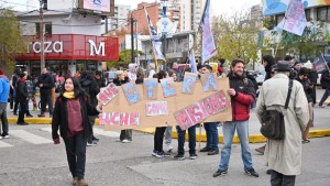 Docentes marchan por el centro de Neuquén capital: el tránsito está interrumpido