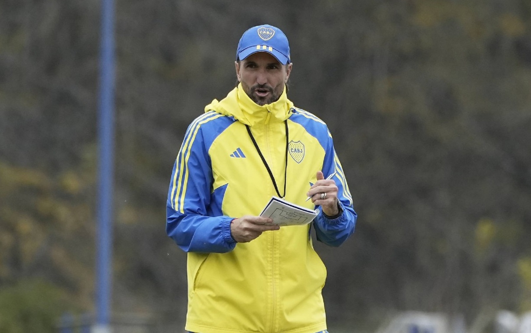 Diego Martínez le pidió dos defensores a la dirigencia de Boca.