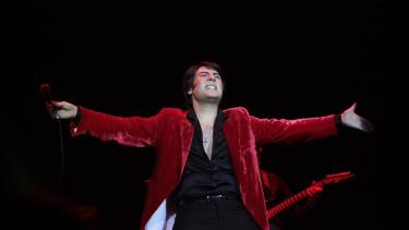 Fernando Samartin propone en Culto Gitano un Sandro joven, aquel de fines de los 60 y buena parte de los 70, y un Sandro maduro, el defines de los 80, pero, sobre todo, el de los 90. 