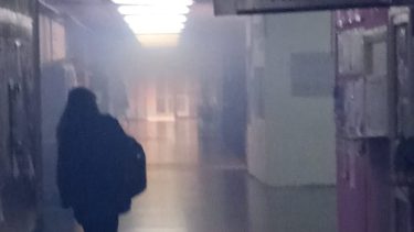 La Universidad del Comahue de Roca probó un sistema para reestablecer la clases, pero se llenó de humo